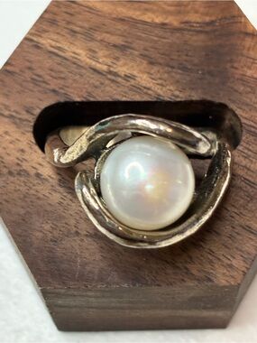 Vintage-Inspired Pearl Wrap Ring - White Pearl in sterling silver setting. Sz 10